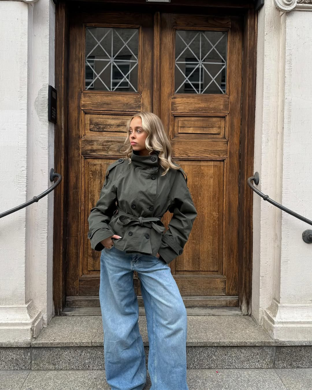 Alzea – Kurzer Trenchcoat mit Gürtel