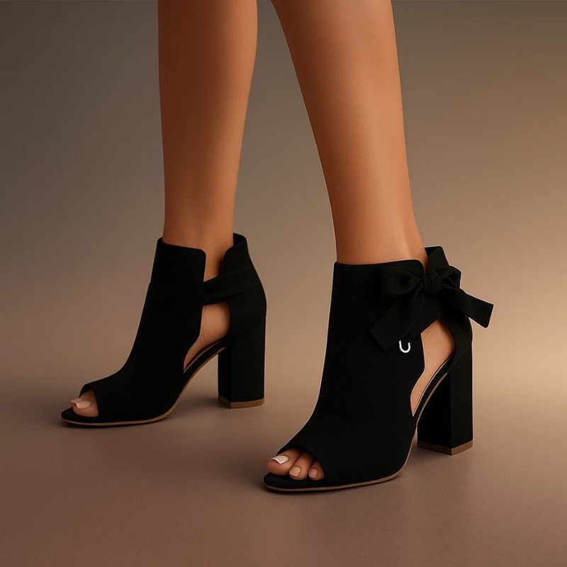Callie – Sandaletten mit Blockabsatz, Peep-Toe und Knöchelschleife aus Veloursleder