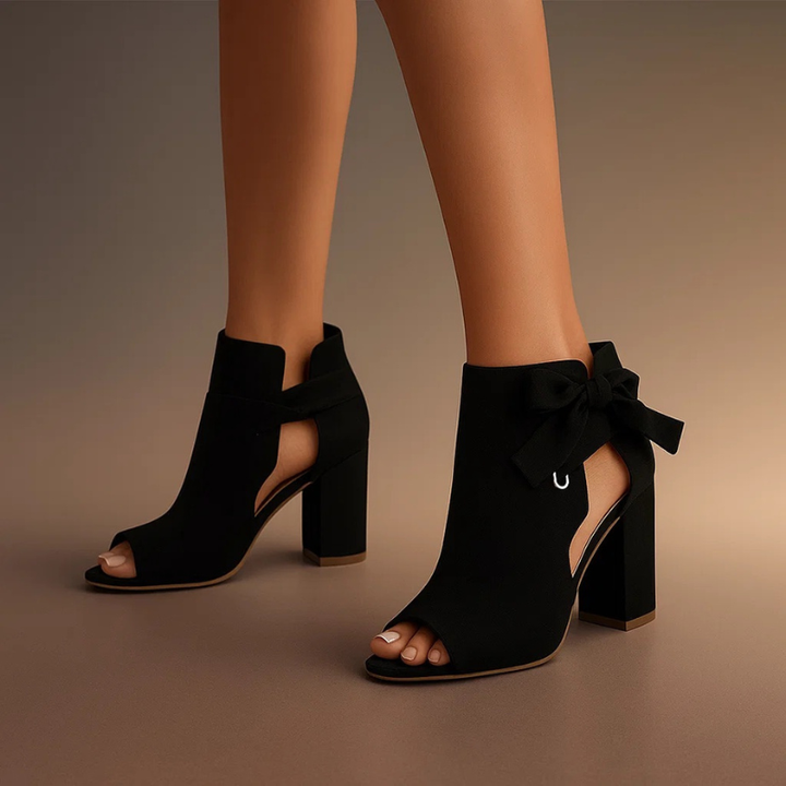Callie – Sandaletten mit Blockabsatz, Peep-Toe und Knöchelschleife aus Veloursleder