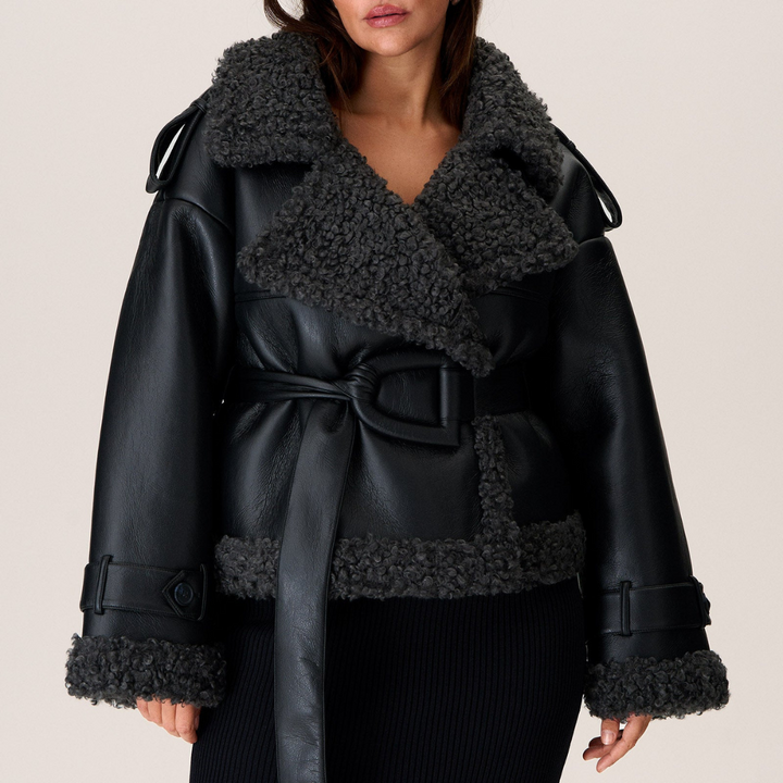 Eullie – Mantel aus Lammfell mit Gürtel und zeitloser Eleganz