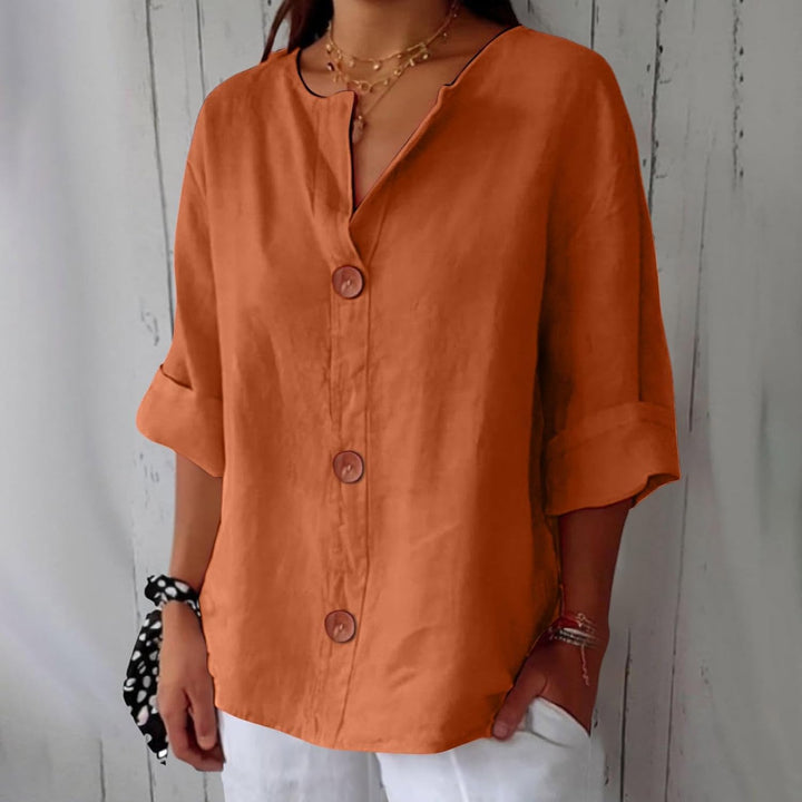 Maira – Baumwoll-Leinen-Shirt mit V-Ausschnitt und Holzknöpfen