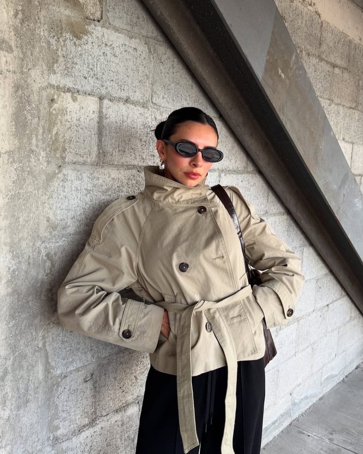 Alzea – Kurzer Trenchcoat mit Gürtel