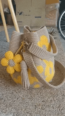 Livia - Handgefertigte Häkel-Tragetasche mit Blumenmuster