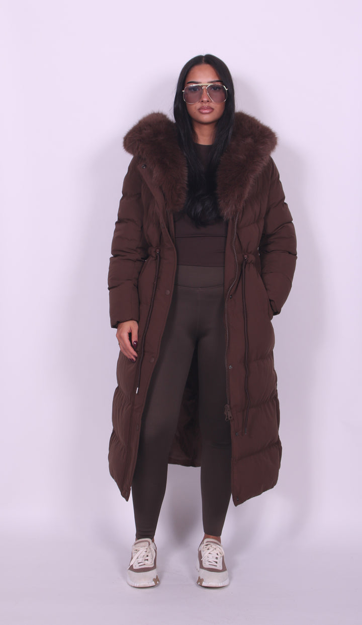 Alissa – Langer Wintermantel mit Kapuze und Fellbesatz