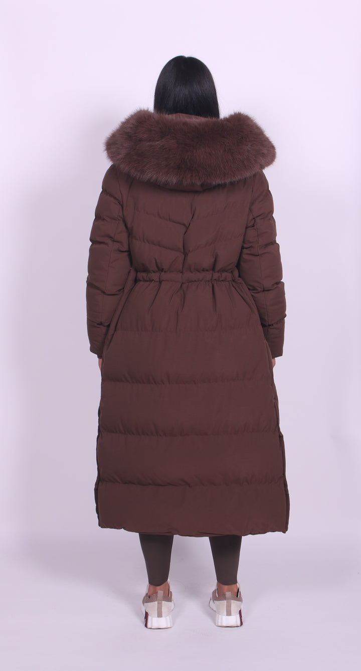 Alissa – Langer Wintermantel mit Kapuze und Fellbesatz