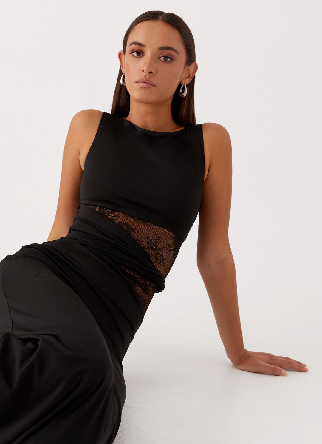 Larra – Figurbetontes Maxikleid mit Cut-outs und Schnürung
