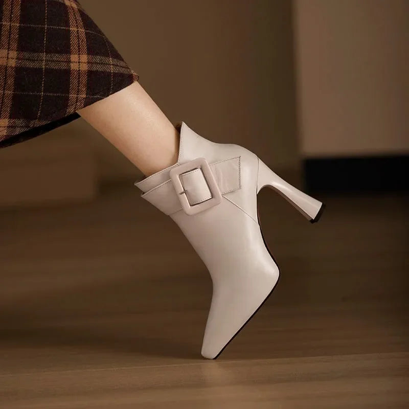Lia – Stiefel mit Lederschnalle
