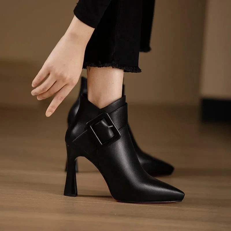 Lia – Stiefel mit Lederschnalle