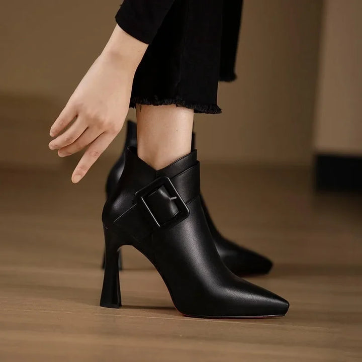 Lia – Stiefel mit Lederschnalle