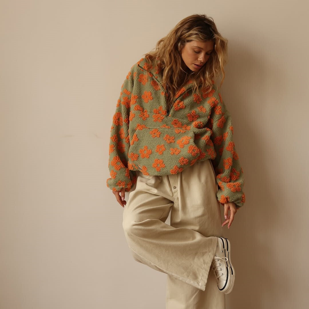 Masie – Bloom-Fleece mit floralen Details