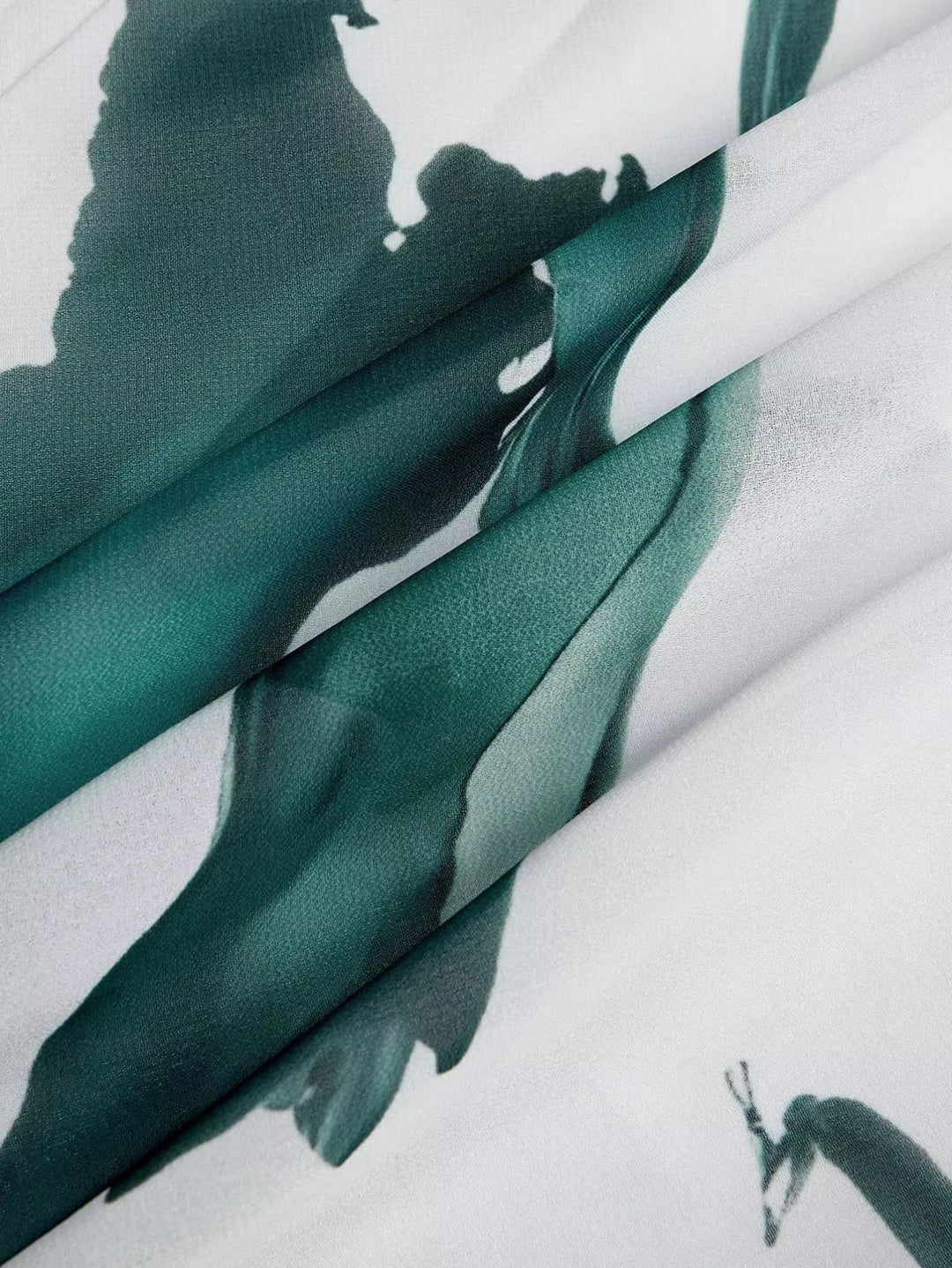 Nikka – Fließendes Maxikleid mit Aquarellmuster und Taillenband