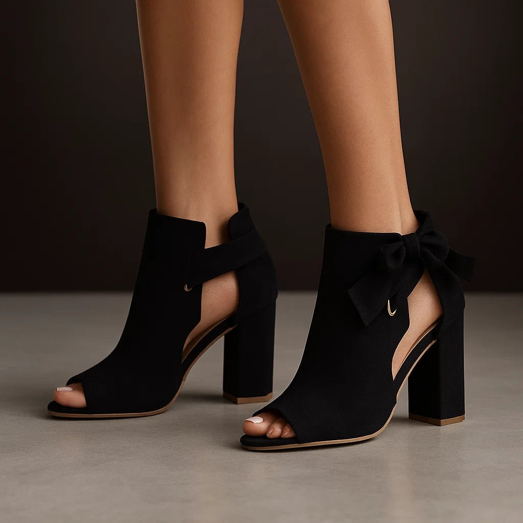 Callie – Sandaletten mit Blockabsatz, Peep-Toe und Knöchelschleife aus Veloursleder
