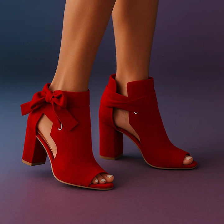 Callie – Sandaletten mit Blockabsatz, Peep-Toe und Knöchelschleife aus Veloursleder